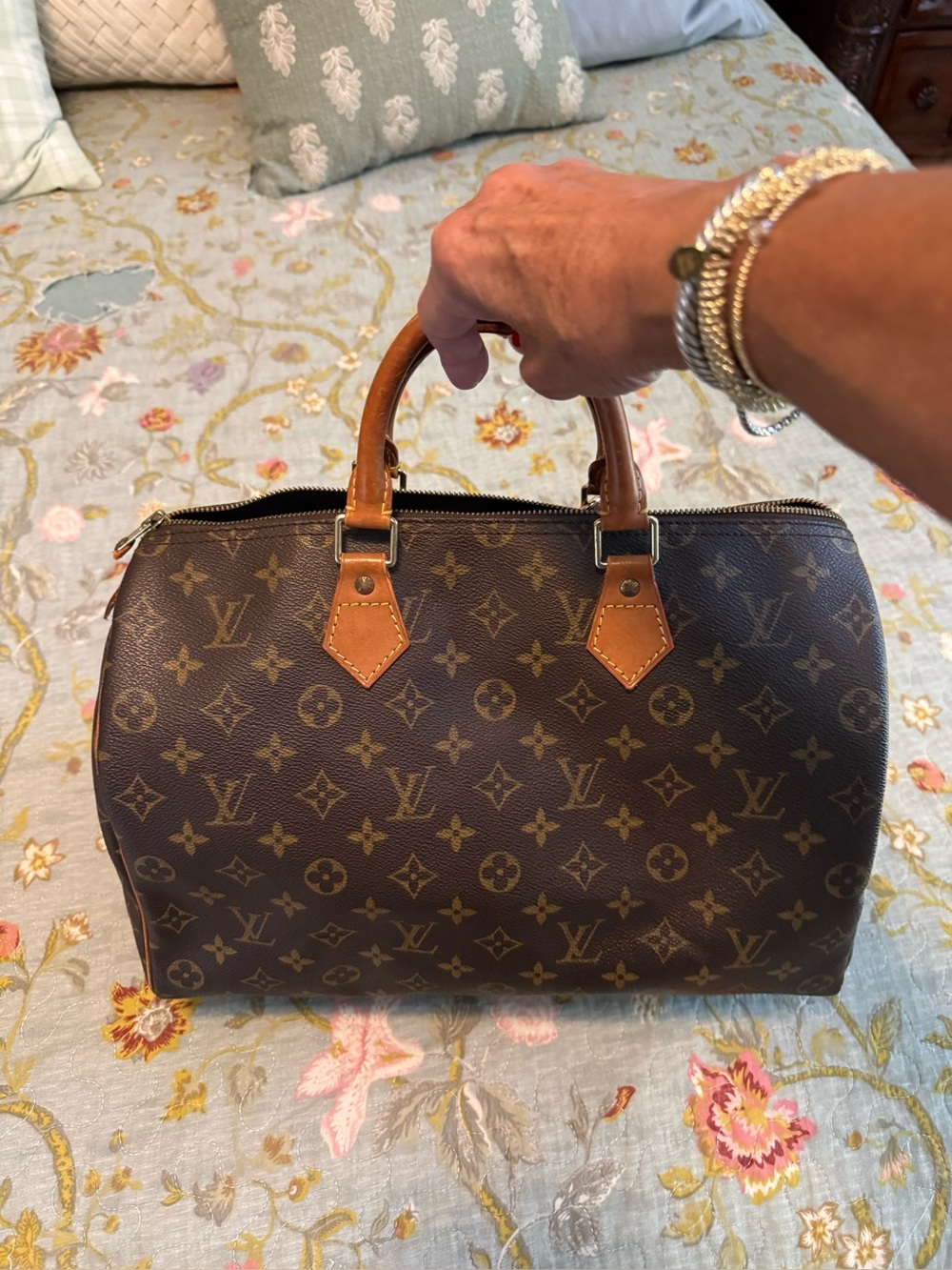 Louis Vuitton used three times Speedy 35
Authentic comes w box and dustbag